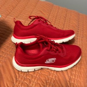 Skechers flex appeal shoe with cushioned Memory Foam insole. Red